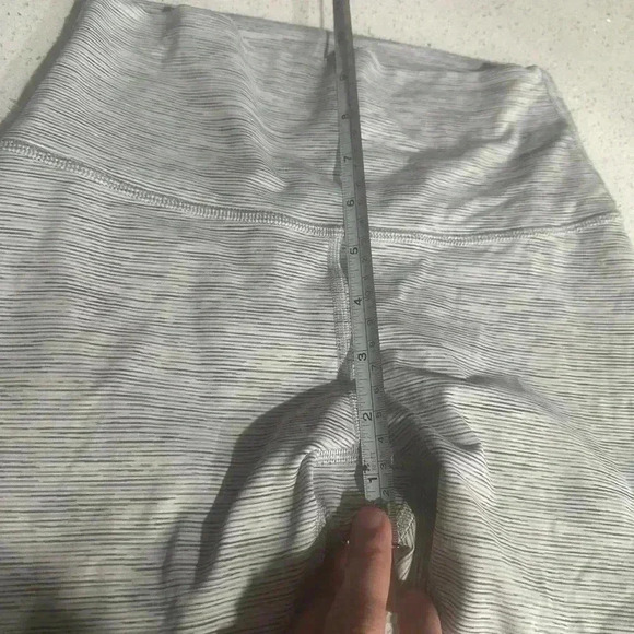 Lululemon gray cropped leggings size 4 EUC - Picture 4 of 6